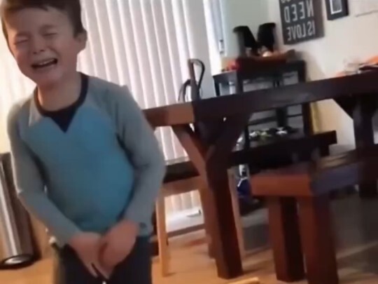 Hmm, Bu, aku mau jadi cewek nih.