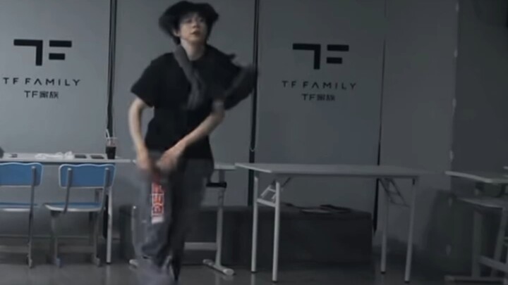แค่ยกกางเกงขึ้นก็กระโดดแล้ว #เฉินอี้เหิง