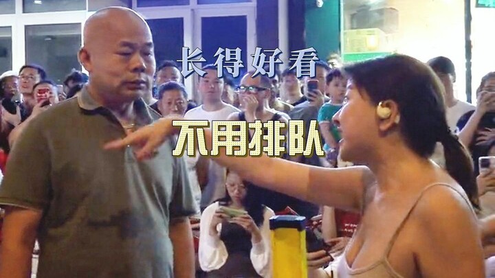 แผงขายแพนเค้กฮิตในเซี่ยงไฮ้ หญิงสาวคนหนึ่งเกิดทะเลาะวิวาทกับหลายคนเนื่องจากปัญหาการต่อคิว