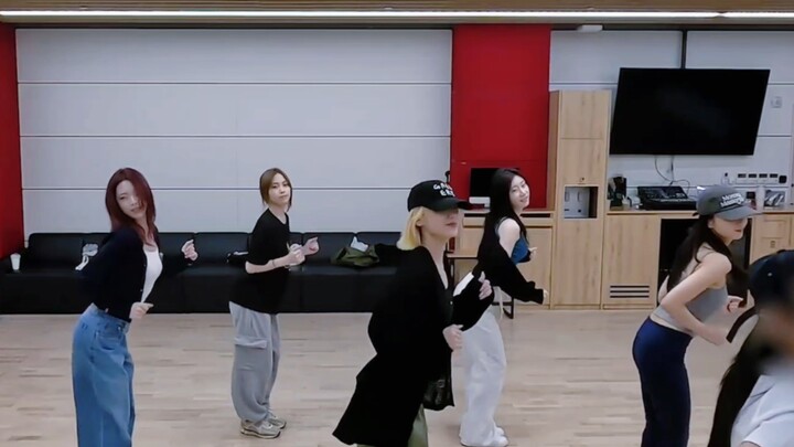 [ITZY] This song is seriously top-notch! So refined—both the sound and the visuals are perfect, a ma