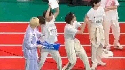 Six generations of men's sketch, Taishan helps Ming Zaixian join the TWS cheerleading team