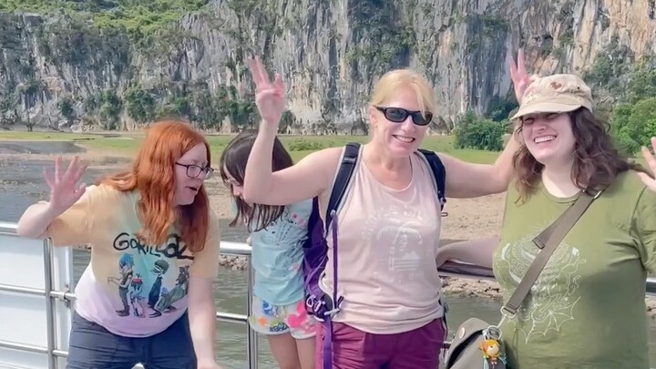 การใช้การเล่นคำและการเปรียบเทียบที่ชาวต่างชาติไม่เข้าใจ