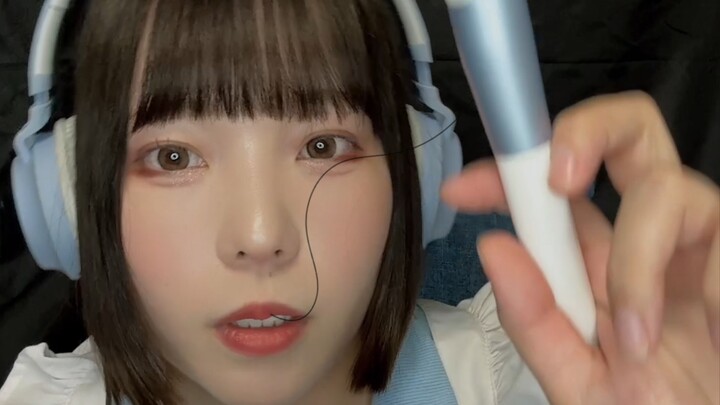 [All in Japanese] Don't move, there's a hair on your screen... Why can't you get it off?