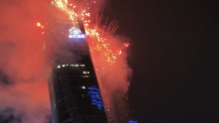 Loud explosion at Nanchang Twin Towers in Jiangxi, with thick smoke billowing at the scene [Firework