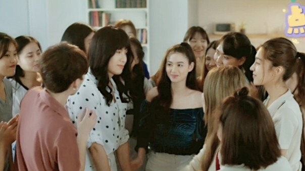 Jenny, who is dressed as a woman, is said to be a shemale, Pin supports Jenny and successfully resol