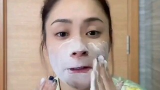 آ جياو تشونغ شين تونغ تغسل وجهها، مظهرها بدون مكياج مذهل للغاية