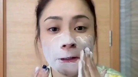 Gillian Chung washing her face—her no-makeup look is simply stunning!