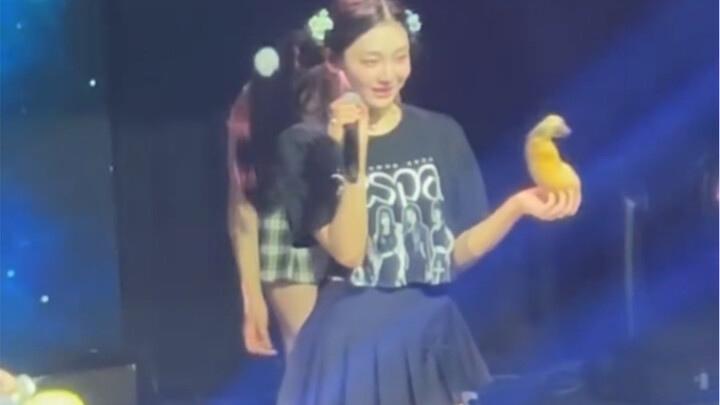 ทุกคนต่างพากันโยนตุ๊กตาไปทางสถานีหนิงหนิง วันนี้ก็เป็นอีกวันที่ได้รับความนิยมในเบอร์ลิน แล้วเจ้าหมาห