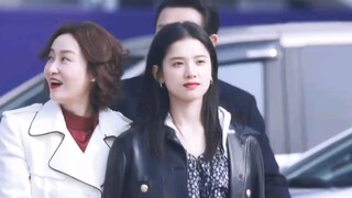 绝了！张婧仪她都不用演往那一站就自带氛围感