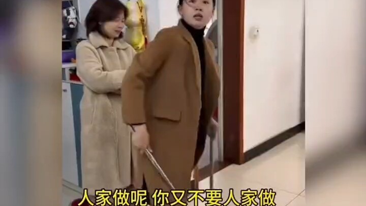 Daughter perfectly recreates mom's return from the mahjong table—mom's heartfelt joy is impossible t