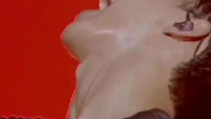 Adu vokal antar penyanyi utama ini, nggak peduli berapa kali didengar, bulu kuduk pasti langsung mer