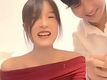 Sau khi nhận được giấy chứng nhận kết hôn, cô gái quay video và chia sẻ với mẹ. Ngay sau đó, bạn tra
