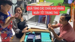 Khui quà MTQ ở Mỹ gởi các em thiếu nhi khó khăn mùa Tết Trung Thu