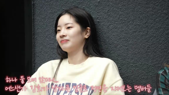 “Các thành viên bồi hồi xúc động khi nhìn Jungyeon tập luyện sân khấu solo”