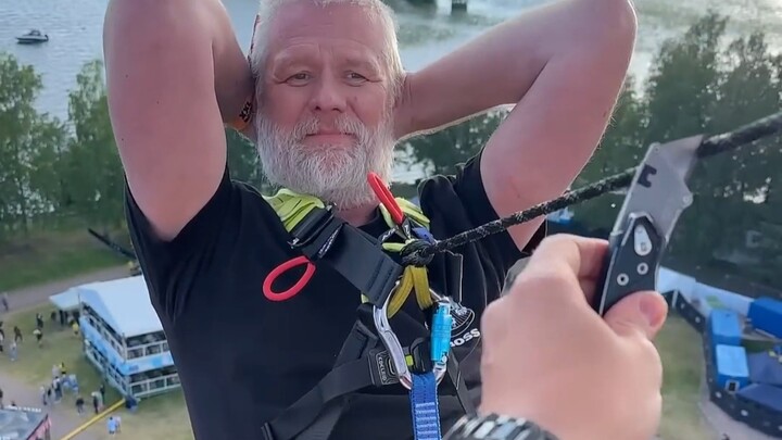 Is bungee jumping with cut ropes even scarier?