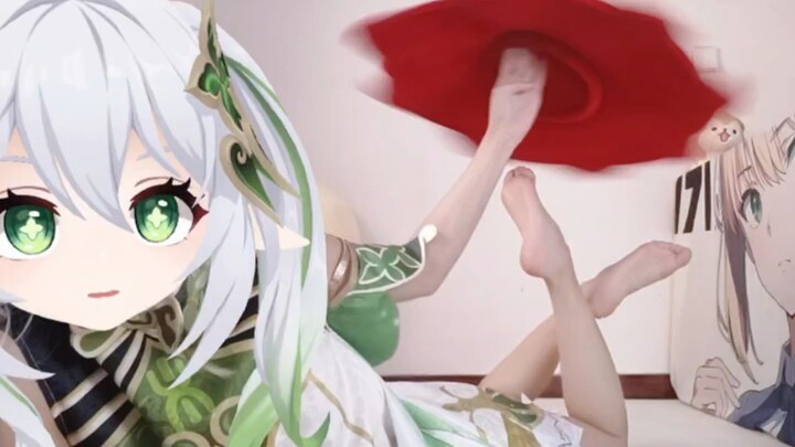 Sáng sớm dùng chân xoay khăn tay chơi.