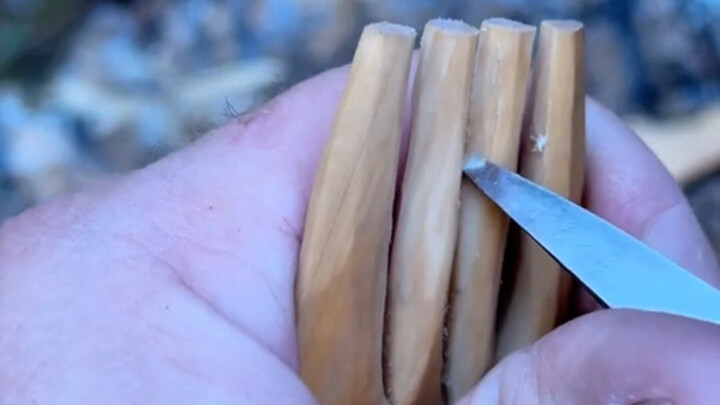 มีแฟนๆ บอกว่าอยากดูการทำช้อนจากไม้ แค่กดติดตามฉันหน่อยก็ได้เหรอ? จริงนะ! มาดูขั้นตอนนี้สิ ช่างสบายใจ