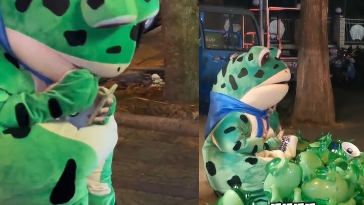 Man dresses up as a frog every night to sell "kids," 15 yuan each, and sells out every day: an inter