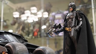 Hai chiếc Batmobile 1/6 của Hot Toys! Phòng view biển ngày xưa thế nào?