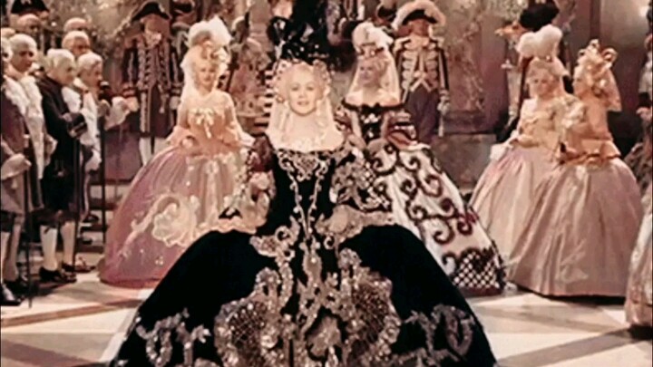 ในเรื่อง Marie Antoinette ปี 1938 ฉากนี้เป็นฉากที่ทำให้คุณต้องพูดว่า “ท่านหญิง นี่คือพระราชวังแวร์ซา