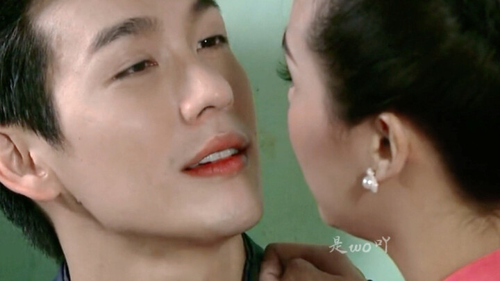 The female lead is already swooning from his looks, and the male lead is still putting on a show. #P