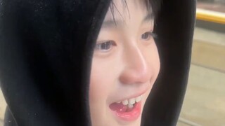 فتى مشرق وواثق منذ 15 عامًا، تصرفاته رائعة وأنيقة ونقية وصافية، "هل كبرت بالفعل؟ لقد مر دقيقتان."