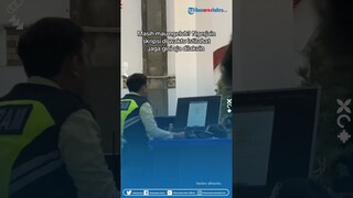 Menolak Mager! Momen Seorang Satpam Sempatkan Kerja Skripsi saat Waktu Istirahat Ketika Bekerja
