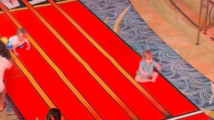 In the "Diaper Rush" competition, this little baby who can't even crawl won first place