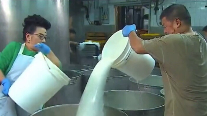 Tahu yang tampaknya sederhana ini memiliki proses produksi yang sangat canggih.