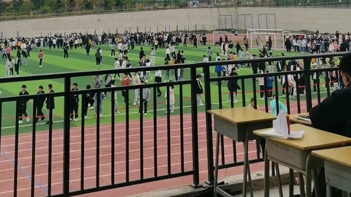 At the sports meet, the “Xinyan Eternal Flame” theme song “Moon Halo” suddenly began to play.