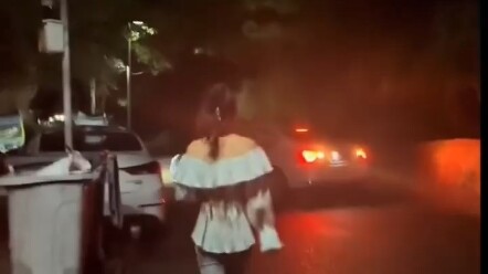 Suka keluar tanpa memakai apa pun