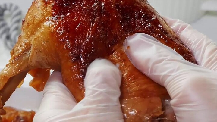 Một nồi trong tay, thiên hạ trong lòng! Nấu đùi gà bằng nồi cơm điện này hẳn cũng là món ngon không 