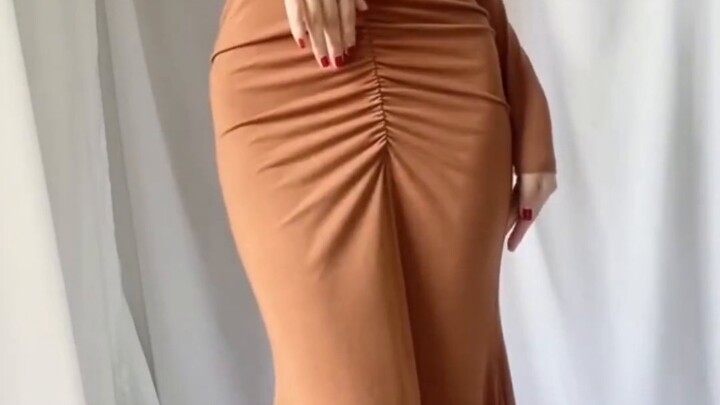 سمعت أن التنورة الضيقة تبرز القوام؟