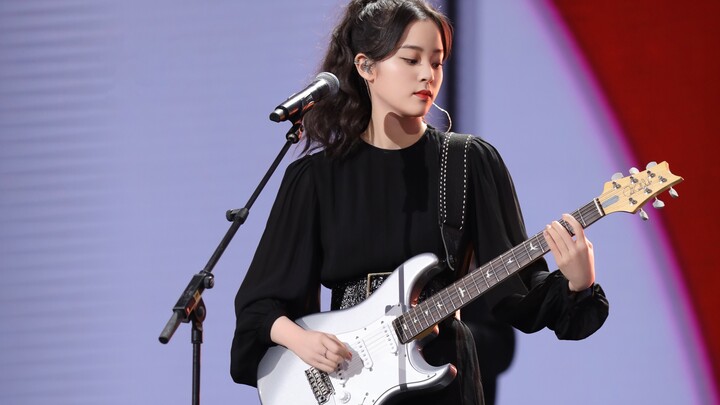 [Ouyang Nana Live] Ouyang Nana performs guitar-accompanied sing-alongs of “New Boy” and “All the Bea
