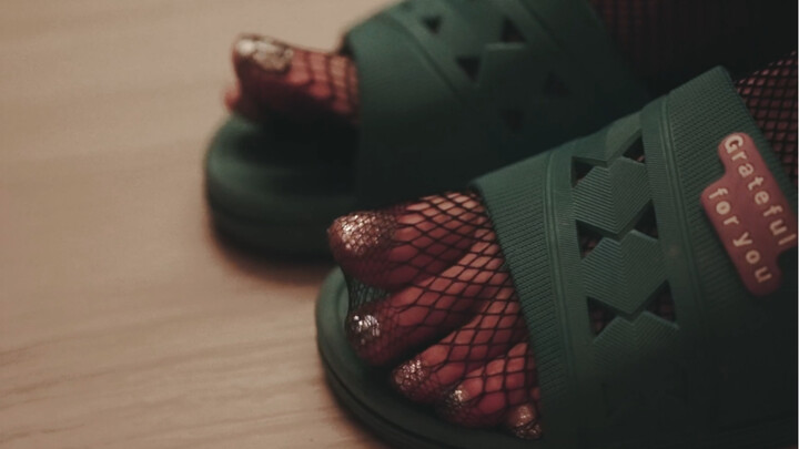 Cảm giác thế nào khi mặc đồ hầu gái đi rửa chân?