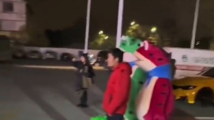 มีคนในฝูงชนทะเลาะกัน สอง “กบ” ข้างทางยืนมองตาค้าง ชาวเน็ตแซว: “บอกให้ไปจับหู่หลววาน ทำไมพวกแกมัวแต่ด