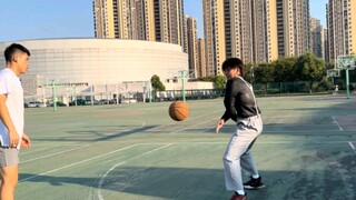 Saat mengenakan setelan Kun dan bermain basket 1v1