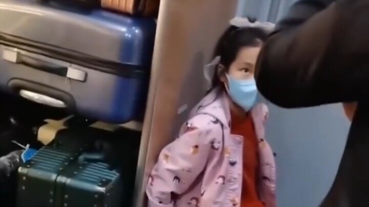 Người đàn ông kỳ quặc trên tàu cao tốc không có chỗ ngồi gây chuyện vô lý! Tiếp viên tàu cao tốc như