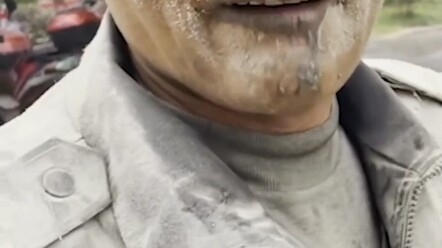 رشَّ أكثر من عشرة طفايات حريق حتى نفدت، فغُلِّفَ بالبودرة الجافة ليصبح مثل "رجل الثلج"... يا بطل مكا