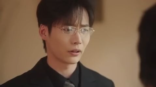 Ibunya menjualnya ke CEO kejam, tapi setelah satu malam bersama, ia jadi lembut