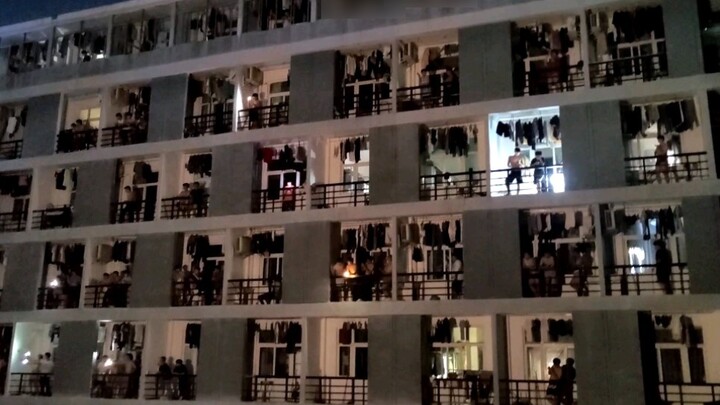 The dormitory building unexpectedly lost power and the boys sang "Old Boy" on the balcony together, 