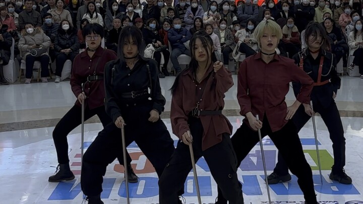 Jinan Roadshow dongkiz lupin Shocked! Five people openly playing with sticks in a shopping mall?