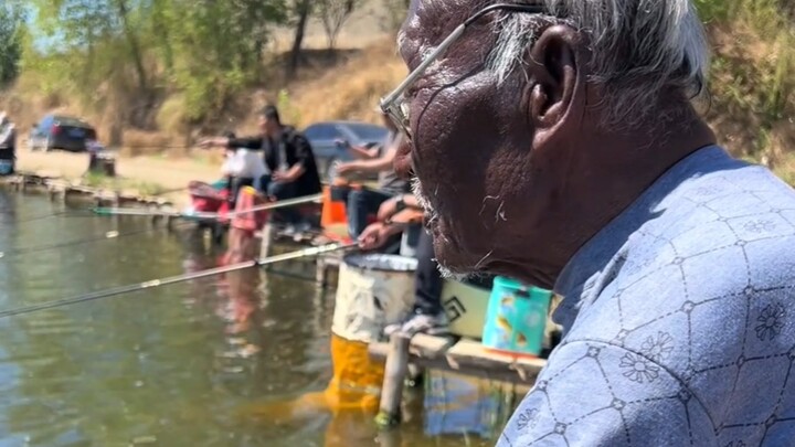 นักตกปลาดูเหมือนทหารใหม่ตัวน้อยเมื่ออยู่ต่อหน้าเขา