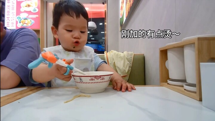 عندما أصطحب صغار البشر إلى مكان يقدّم وجبات بلا حدود لتجديد الأوعية، يذهل المالك تمامًا...