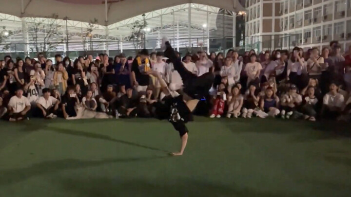 Biểu diễn nhảy đường phố trong trường học, không khí quá sôi động, cả hội trường đều đứng xem.