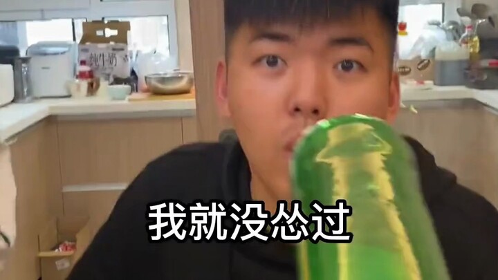 Lần chơi khăm này thành công mỹ mãn, bạn cùng phòng lập tức hoảng hốt, kết cục thật hài hước.