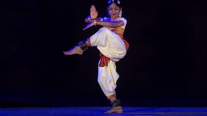 Tarian Bharatanatyam yang dilakukan gadis India berusia 10 tahun sangat anggun dan halus