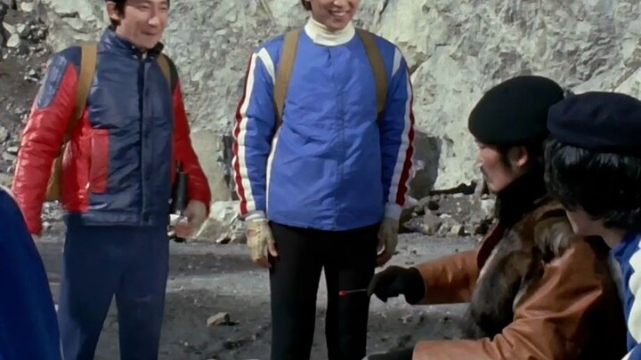 The monster led the band to play "Diga background music", and Taylor used iron clamps to perform sur