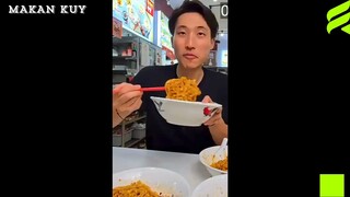 Reaksi Bule Ketika Pertama Kali Makan Mie Goreng di Indonesia