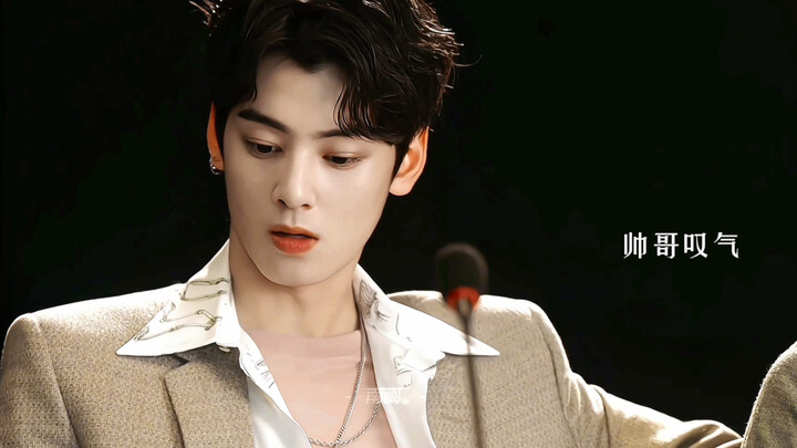 Bao giờ thì mình cũng có thể vô tình ôm được một anh chàng đẹp trai thế này nhỉ~